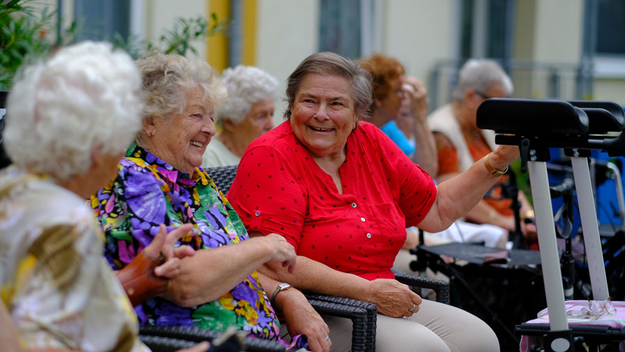 Begeisterte Bewohnerinnen der ProCurand Seniorenresidenz Am Hufeisensee beim gemeinsamen Singen 