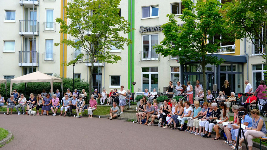 Halle-Büschdorf síngt gemeinsam- vor der ProCurand Seniorenresidenz Am Hufeisensee