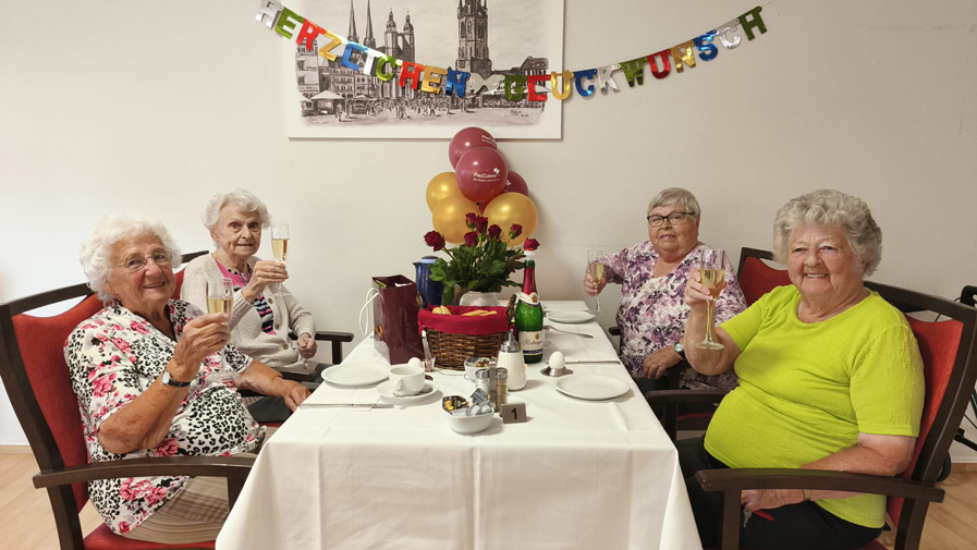 Hildegard Körner strahlt beim Sektfrühstück in der ProCurand Seniorenresidenz Am Hufeisensee über ihren besonderen Ehrentag.