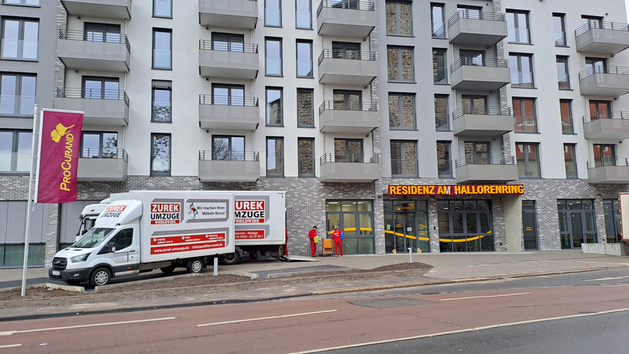 Umzugswagen vor der ProCurand Residenz am Hallorenring in Halle-City