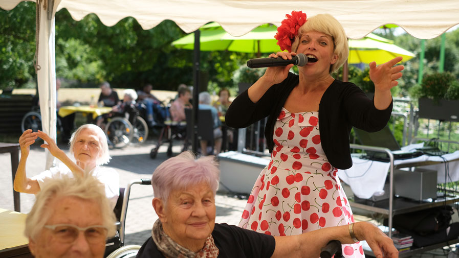 Entertainerin Anne Farl auf dem Sommerfest in der Seniorenresidenz Am Hufeisensee