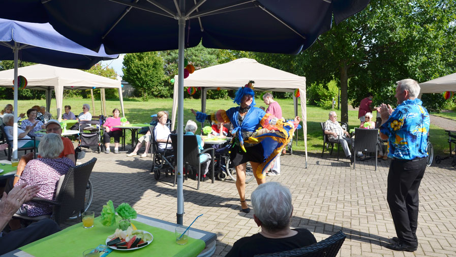 Karibisches Fest in der ProCurand Seniorenresidenz Am Hufeisensee in Halle-Büschdorf