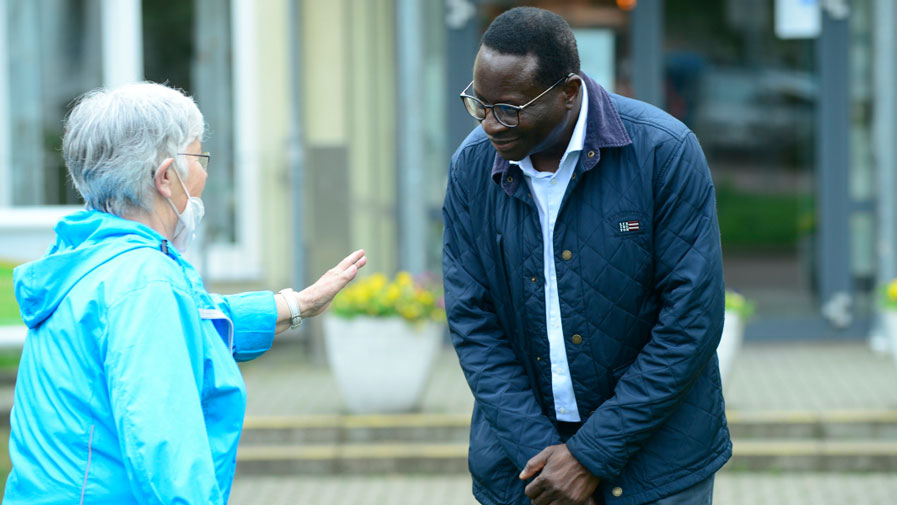 Dr. Karamba Diaby, SPD, im Gespräch mit den Bewohner*innen der ProCurand Seniorenresidenz Am Hufeisensee in Halle