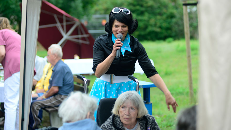 Musikerin und Entertainerin Anne Farl unterhält die Bewohner*innen der Seniorenresidenz Am Hufeisensee auf dem Sommerfest