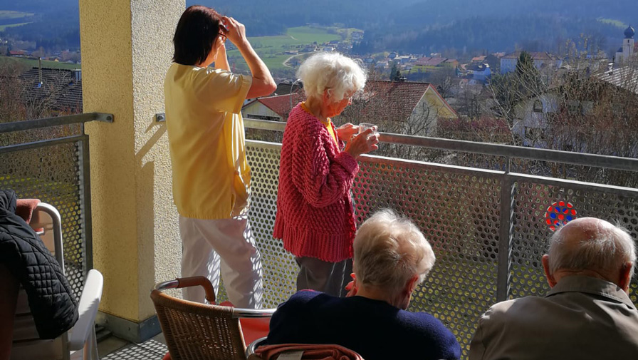 Senior*innen lauschten auf den Balkonen der Einrichtung