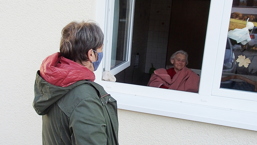 Corona bedingter "Fensterln"-Besuch im ProCurand Pflegestift St.Ulrich in Lam