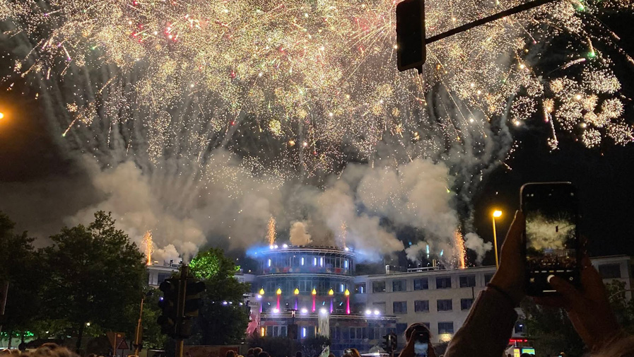 Über Ludwigsfelde erleuchtet das Feuerwerk beim Sound City Festival den dunklen Himmel und sorgt für einen funkelnden Abschluss eines fröhlichen Teamabends.