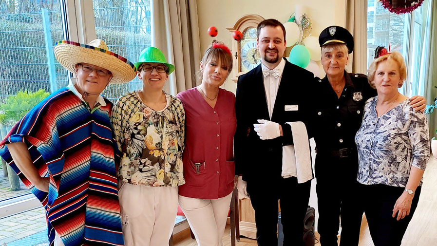 Das Team der ProCurand Seniorenresidenz Am Krökentor verkleidete sich zum Karneval.