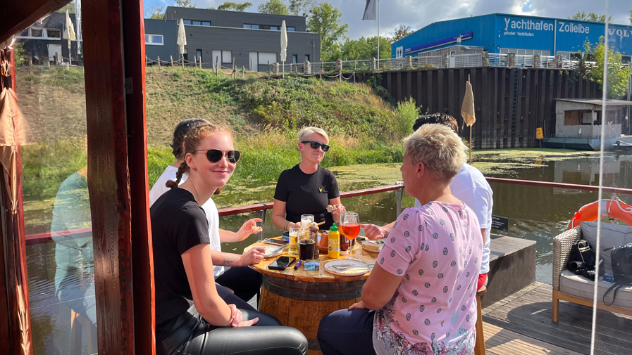 Teamevent auf einem Floss auf der Elbe- ProCurand Ambulante Pflege Magdeburg