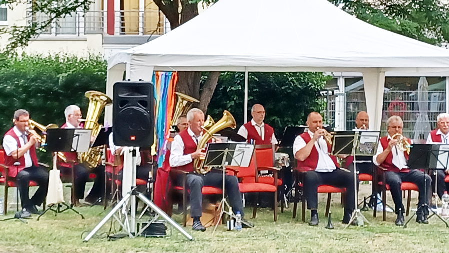 Blasmusikorchester beim Sommerfest der ProCurand Seniorenresident Am Krökentor, Magdeburg