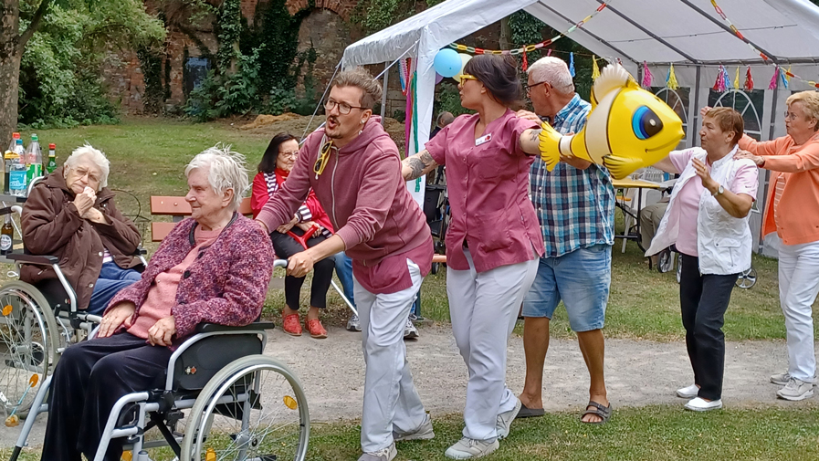 ProCurand Team Magdeburg tanzt Polonaise auf dem Sommerfest der Senioreneinrichtung