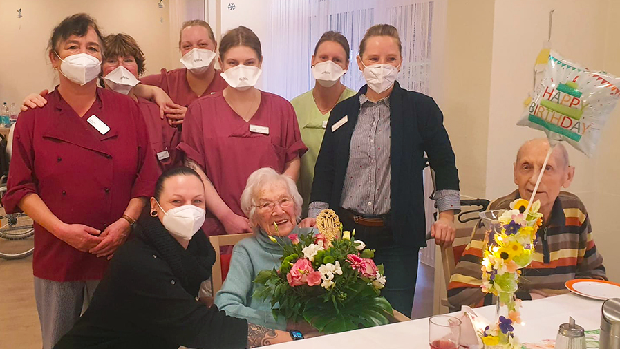 Das Team des Seniorenstifts Neuenhagen-Hauptstraße gratuliert der 100-Jährigen zum Geburtstag.