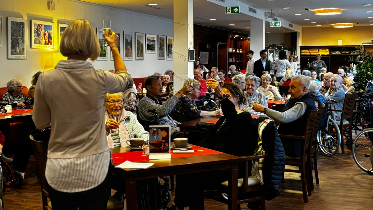 Neujahrsempfang im Restaurant Vier Jahreszeiten der ProCurand Seniorenresidenz Bölschestraße mit Bewohner*innen und Einrichtungsleitung Stefanie Böhnke.