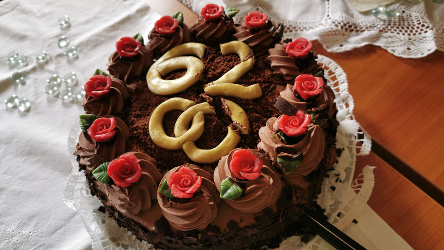 Zur Feier der Aquamarinhochzeit gab es eine Torte in der ProCurand Seniorenresidenz Park Sanssouci.