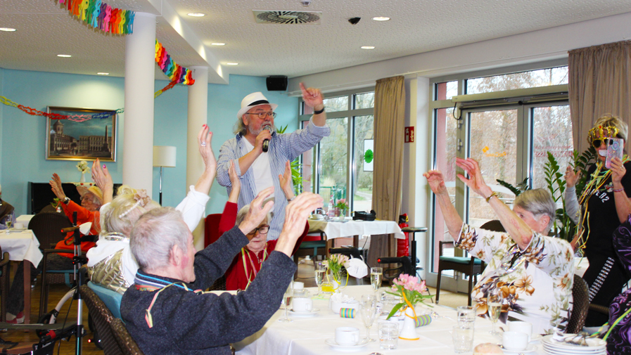 Musiker Alf Weiß sorgte bei der Faschingsfeier in der ProCurand Seniorenresidenz Havelpalais für ordentliche Stimmung.