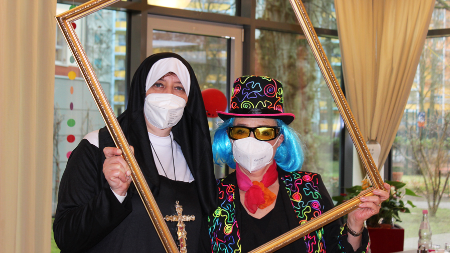Das Team der ProCurand Seniorenresidenz Havelpalais erschien in kreativen Kostümen zu der Faschingsfeier.