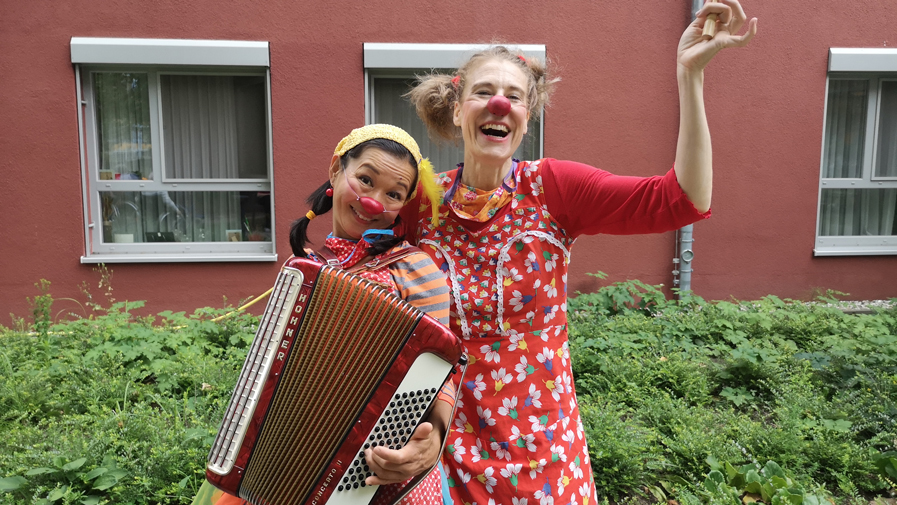 Clowns Nono und Tiffy von Lachen hilft e.V. im Garten der Potsdamer Seniorenresidenz Havelpalais
