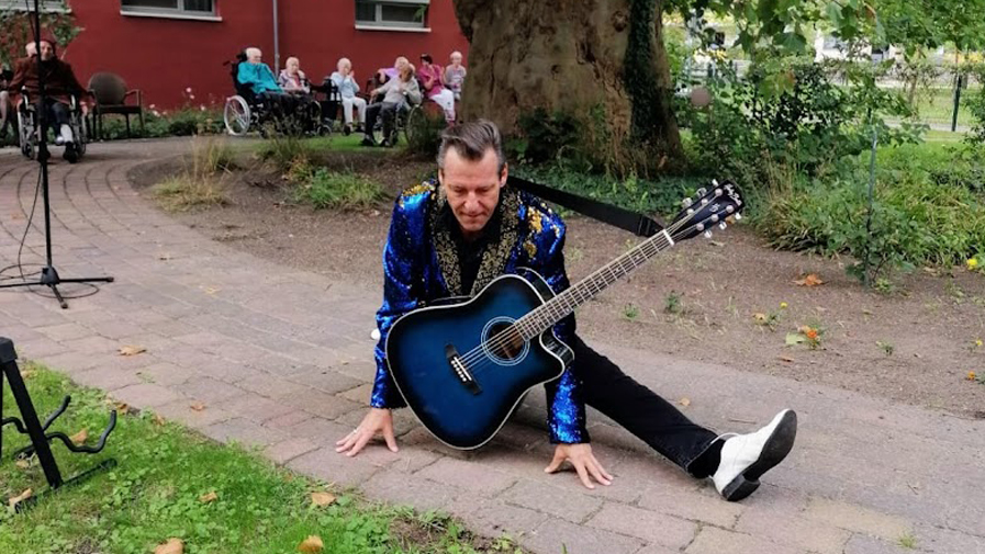 Elvisdouble zu Besuch in der ProCurand Seniorenresidenz Havelpalais 