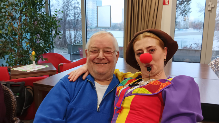 Bewohner und Clown vom Zirkus Renz in der ProCurand Seniorenresidenz Havelpalais in Potsdam