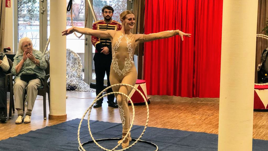 Artistin vom Zirkus Renz mit Hula Hopp Reifen in der ProCurand Seniorenresidenz Havelpalais in Potsdam