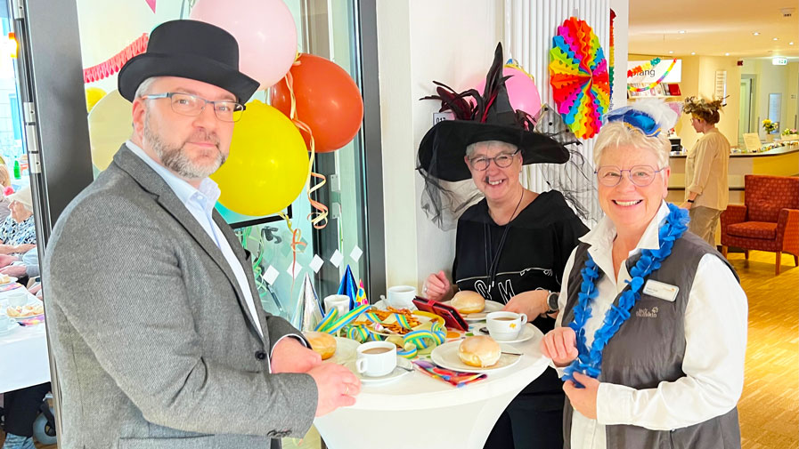 Einrichtungsleiter Enrico Hennig und Pflegedienstleistung Angela Enders bei der Faschingsparty der ProCurand Seniorenresidenz Park Sanssouci