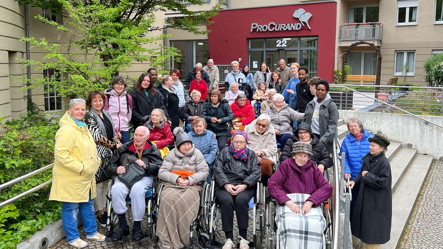Viele Bewohner*innen und Mitarbeiter*innen der Seniorenresidenz Park Sanssouci nahmen am Spaziergang teil.