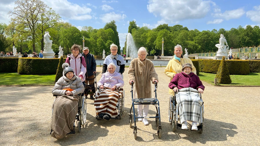 Die Senior*innen der ProCurand Seniorenresidenz Park Sanssouci bestaunten gemeinsam die Pflanzen im Park.