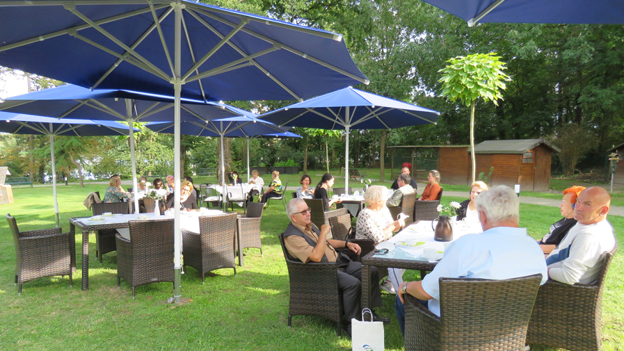 Zum Abschluss genießen die Gäste Kaffee und Kuchen in der Seniorenresidenz Am Straussee.