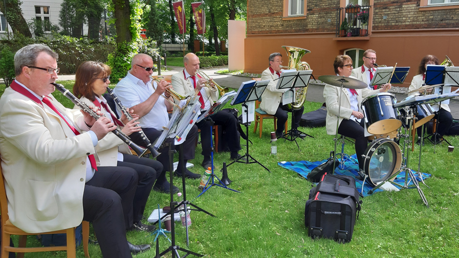 Berlins ältestes Blasorchester spielte im Garten des Seniorendomizils Wilhelm-Stift