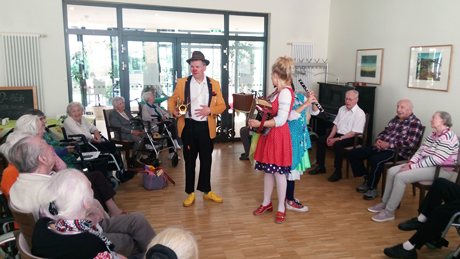 Potsdamer Klinikclowns machen Musik und Späße in der Seniorenresidenz Potsdam Park Sanssouci