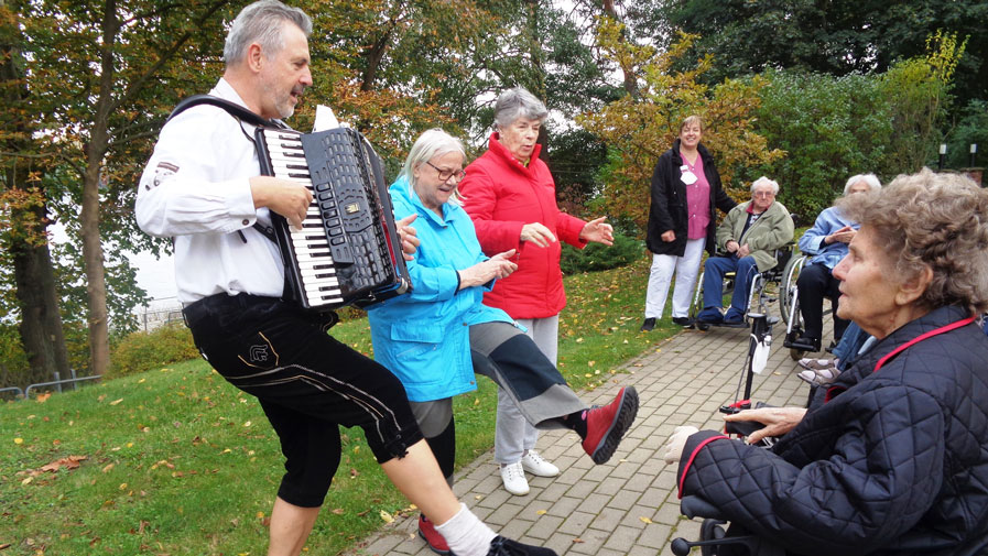 Musikalischer Spaziergang durch den Garten der ProCurand Seniorenresidenz Am Straussee