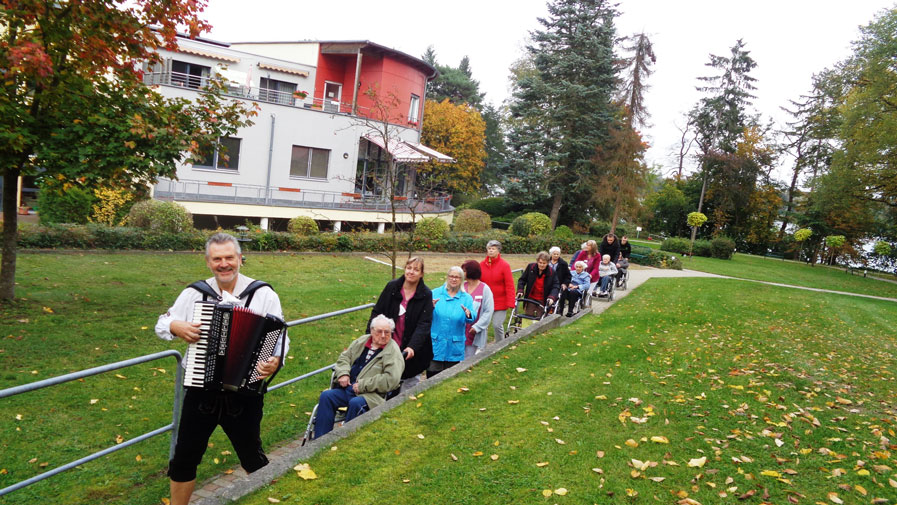 ProCurand Seniorenresidenz Am Straussee feiert Herbstfest mit Musik
