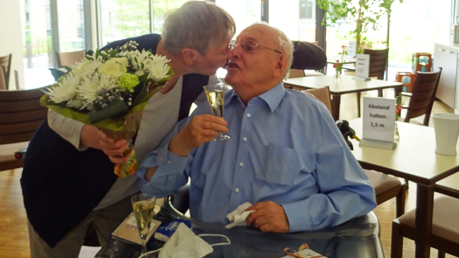 ProCurand Seniorenresidenz Park Sanssouci Bewohnerehepaar feiert Diamantene Hochzeit
