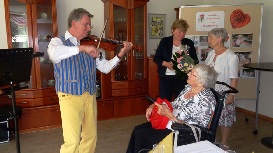 Geburtstagsständchen für 105jährige Bewohnerin der ProCurand Seniorenresidenz Am Straussee in Strausberg