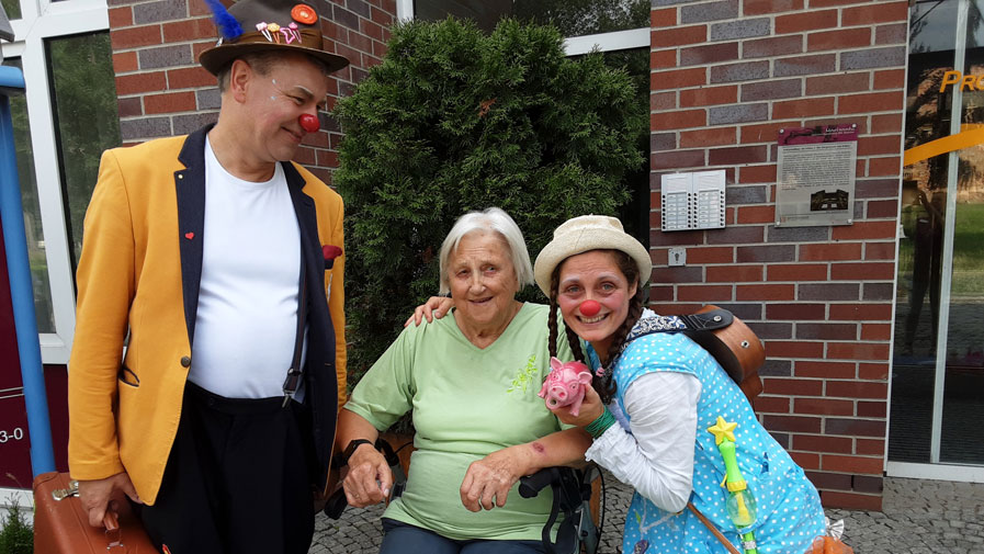Klinikclowns vom Verein Lachen hilft e.V. mit Bewohnerin der Seniorenresidenz Am Schlosspark