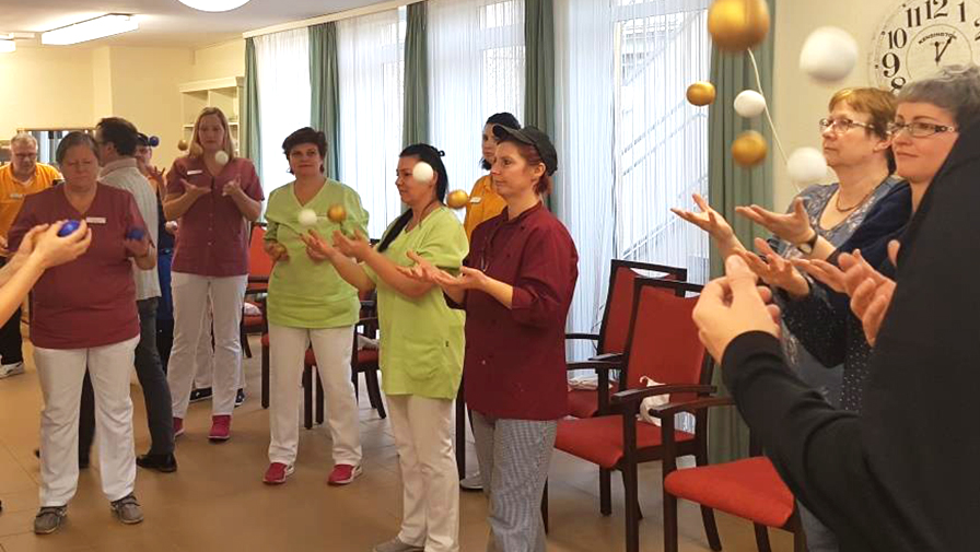 Pflegekräfte in der Seniorenresidenz Am Hufeisensee Halle jonglieren