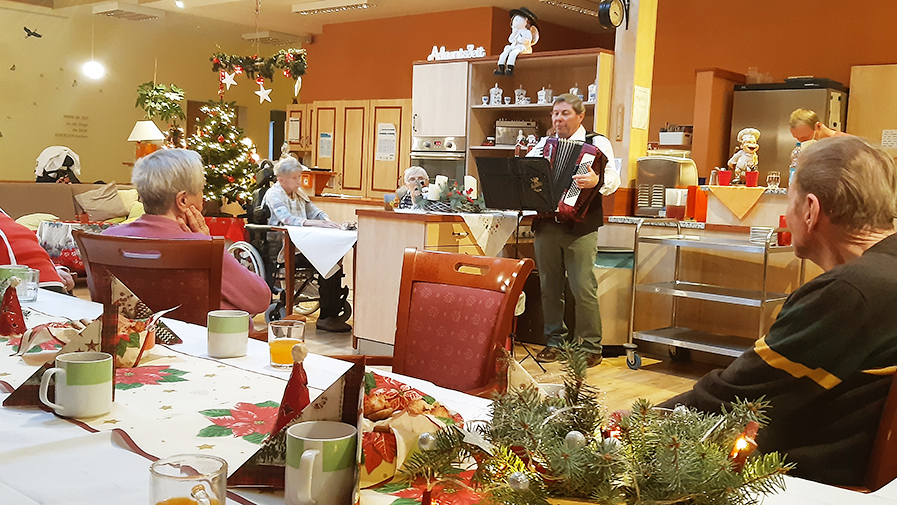 Alleinunterhalter Bernd sorgt für feierliche Weihnachtsstimmung in der ProCurand Seniorenresidenz Sanft Am See.