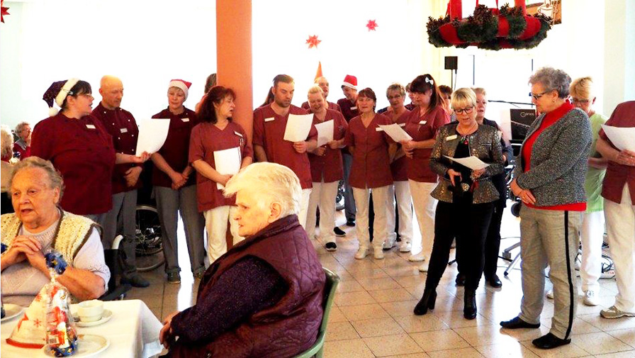 Die Kolleg*innen und Bewohner*innen in Senftenberg sangen zusammen das Weihnachtslied "Oh Tannenbaum".