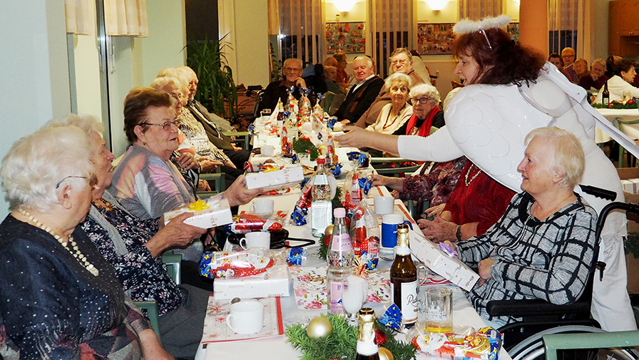In der ProCurand Seniorenresidenz Senftenberg feierten die Bewohner*innen mit dem Team kürzlich gemeinsam Weihnachten.