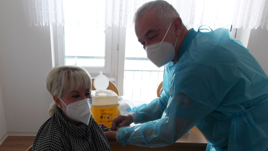 Einrichtungsleiterin Yvonnne Skowronek wird geimpft