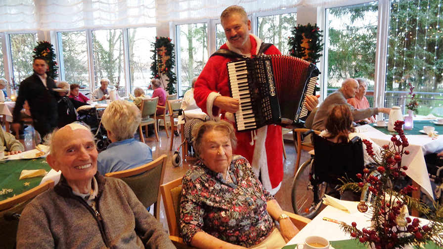 Ein Akkordeonspieler begeisterte in der ProCurand Seniorenresidenz Am Straussee mit einem weihnachtlichen Repertoire die Bewohner*innen.