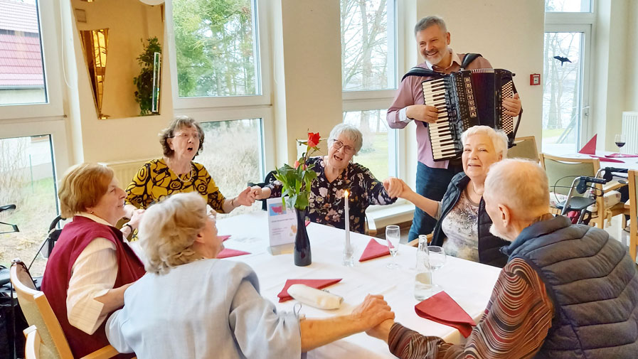 Mit der Musik von Sänger Milan feiern die Senior*innen der ProCurand Seniorenresidenz Am Straussee den Frauentag.