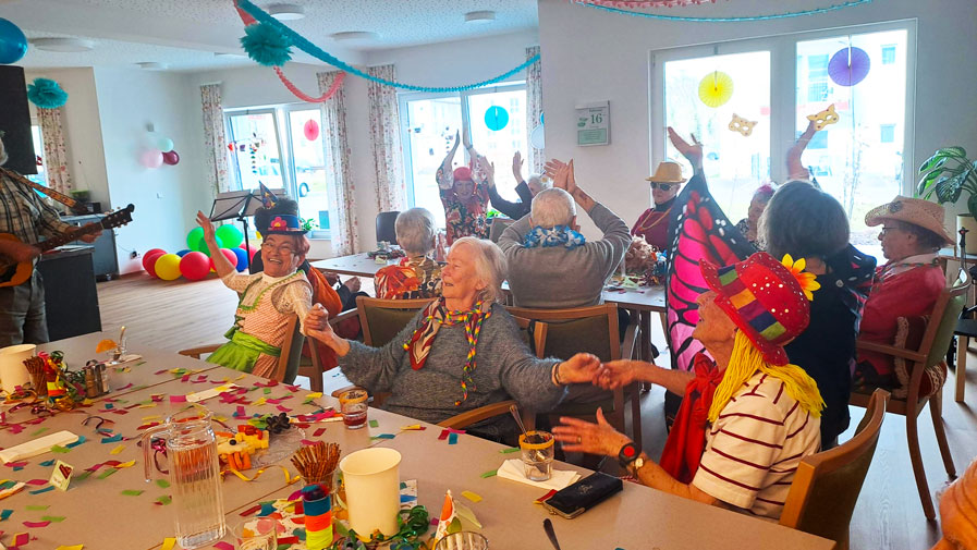 Die Senior*innen der ProCurand Tagespflege Strausberg Wriezener Straße feiern Fasching