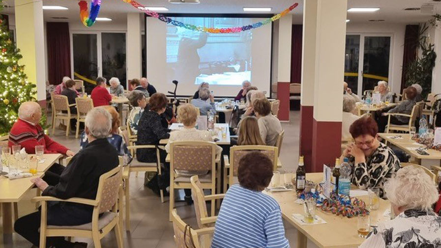 An der Silvesterfeier der ProCurand Wriezener Straße spielten die Senior*innen Bingo.