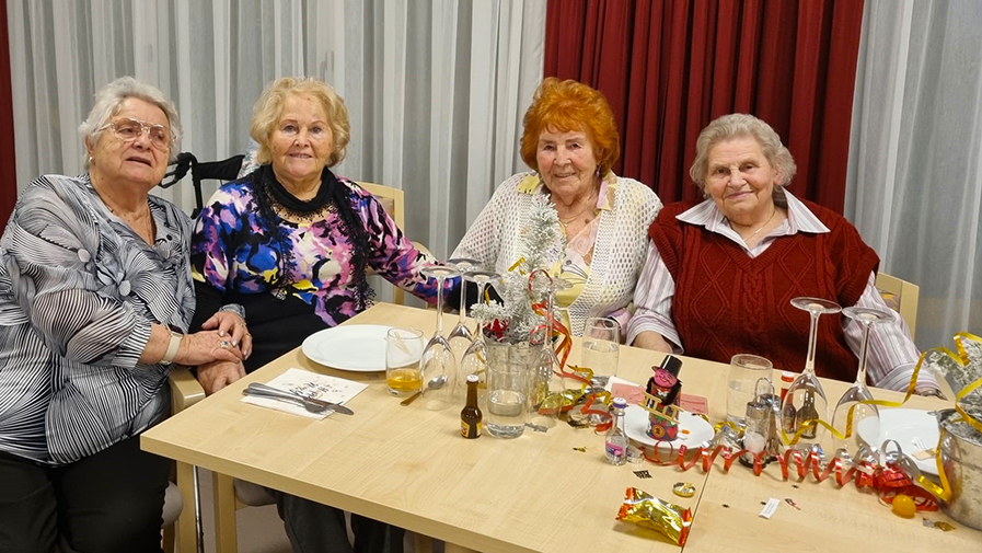 Die Mieter*innen der ProCurand Wriezener Straße ließen es sich an der Silvesterfeier gut gehen.