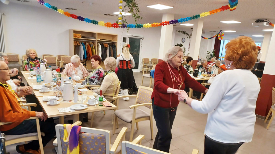 Die Senior*innen der ProCurand Wriezener Straße tanzen gemeinsam an der Faschingsfeier.