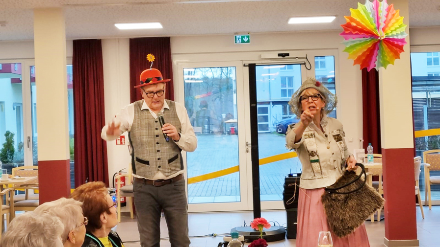 Das Duo Nine und Mond sorgte für gute Stimmung bei der Faschingsfeier in der ProCurand Wriezener Straße.