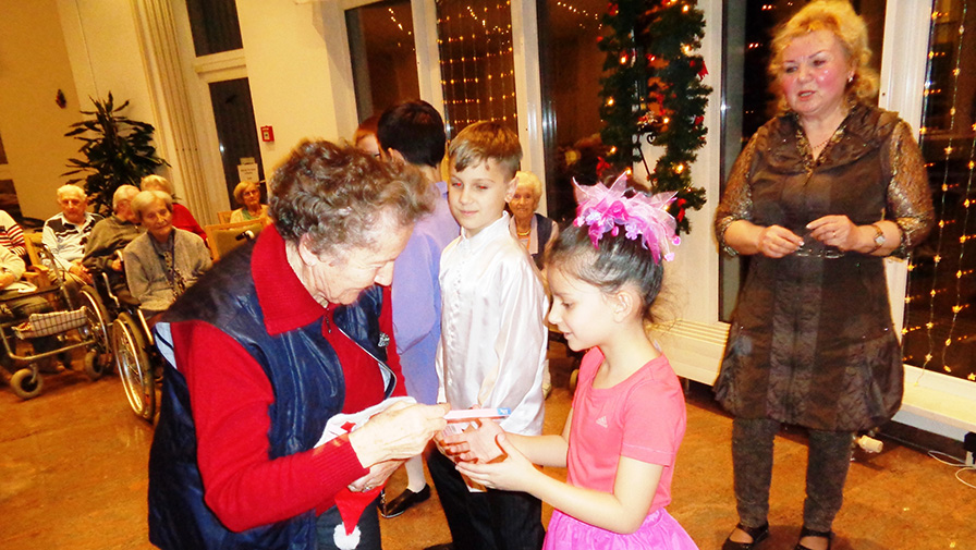 Die Kinder führten in der ProCurand Seniorenresidenz Am Straussee das Märchen "Aschenputtel" auf.