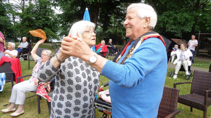 Ehepaar beim Tanzen im Park der ProCurand Seniorenresidenz Am Straussee