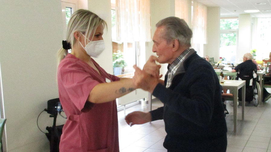 Bewohner und Altenpflegerin schwingen das Tanzbein auf dem Sommerfest in Senftenberg Bewohner und Altenpflegerin schwingen das Tanzbein auf dem Sommerfest in Senftenberg